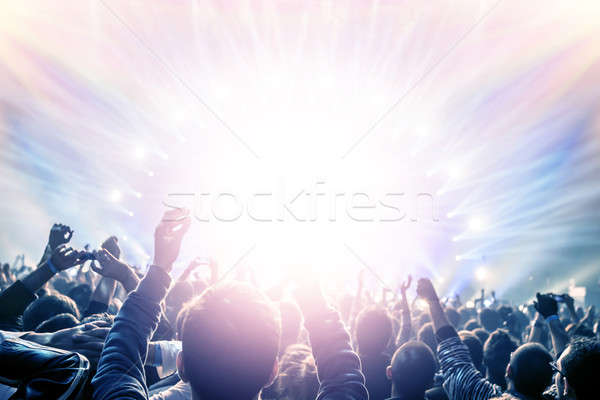 Concert outdoor gelukkige mensen omhoog hand Stockfoto © Anna_Om