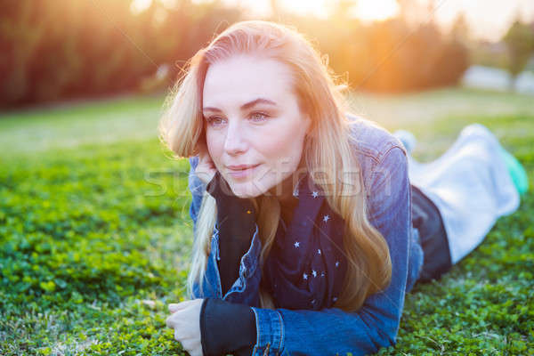 Dość dziewczyna zielona trawa autentyczny portret Zdjęcia stock © Anna_Om