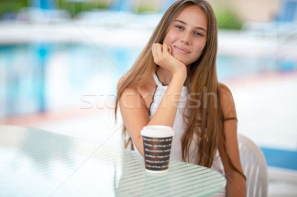 Schöne Mädchen Strand Resort Porträt Tasse Kaffee Stock foto © Anna_Om