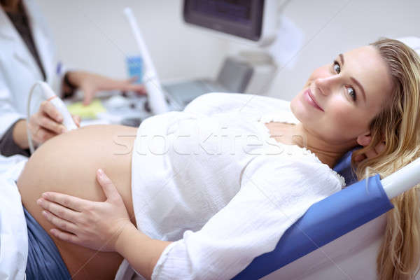 Gravidă femeie ultrasunete scanda fericit medic Imagine de stoc © Anna_Om