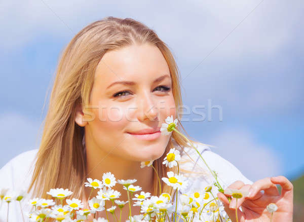 Foto stock: Beautiful · girl · margarida · campo · jovem