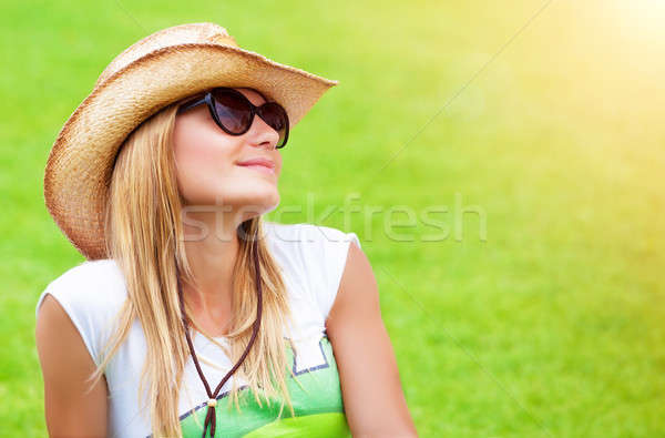 Cute femenino verde campo sesión abajo Foto stock © Anna_Om