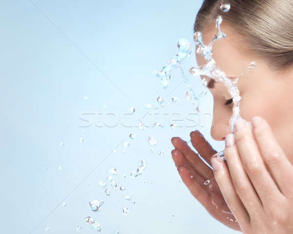 Femeie spălat faţă rece apă Imagine de stoc © Anna_Om