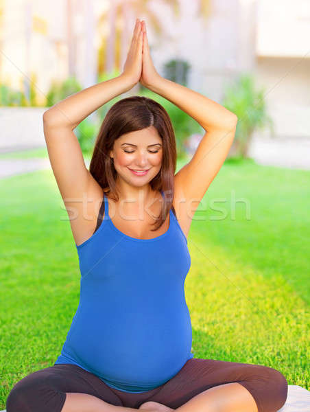 Zwangere vrouw verloofd yoga buitenshuis gelukkig vrouw Stockfoto © Anna_Om