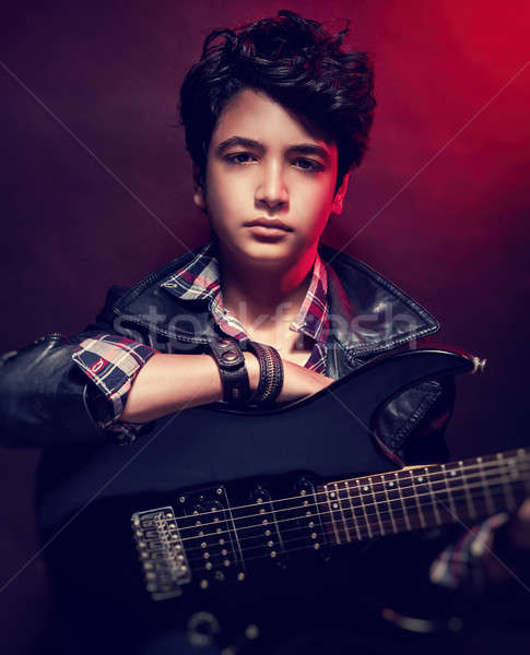 Foto d'archivio: Teen · ragazzo · giocare · chitarra · primo · piano · ritratto