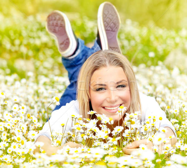 Boldog lány élvezi százszorszép virágmező aranyos természet Stock fotó © Anna_Om