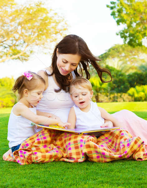 Glückliche Familie Lesung Freien Bild schöne Frau Tochter Stock foto © Anna_Om
