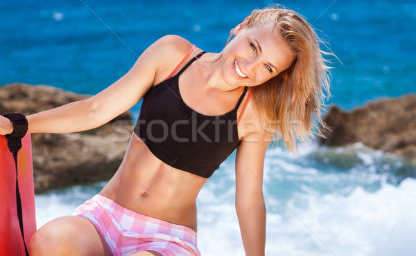 Stok fotoğraf: Mutlu · sevimli · kadın · plaj · oturma · sahil