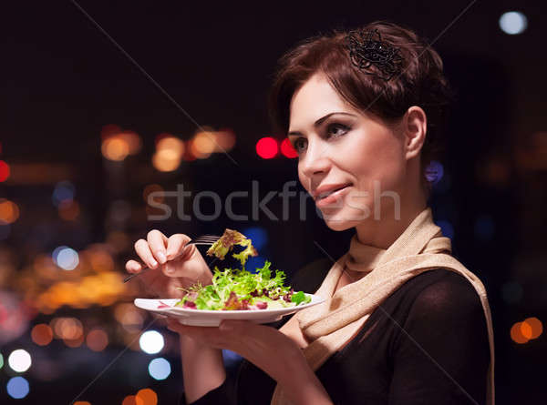 Femeie frumoasa restaurant portret mananca proaspăt verde Imagine de stoc © Anna_Om