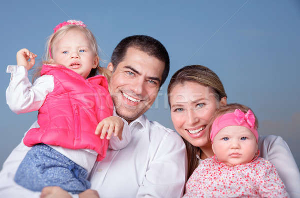 Stok fotoğraf: Mutlu · aile · portre · ayakta · mavi · açık · gökyüzü · ebeveyn