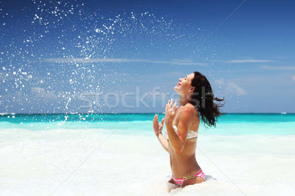 Boldog nő tengerpart játszik tenger csobbanás Stock fotó © Anna_Om