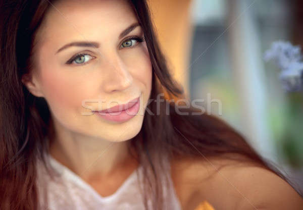 Piękna brunetka kobieta portret autentyczny Zdjęcia stock © Anna_Om
