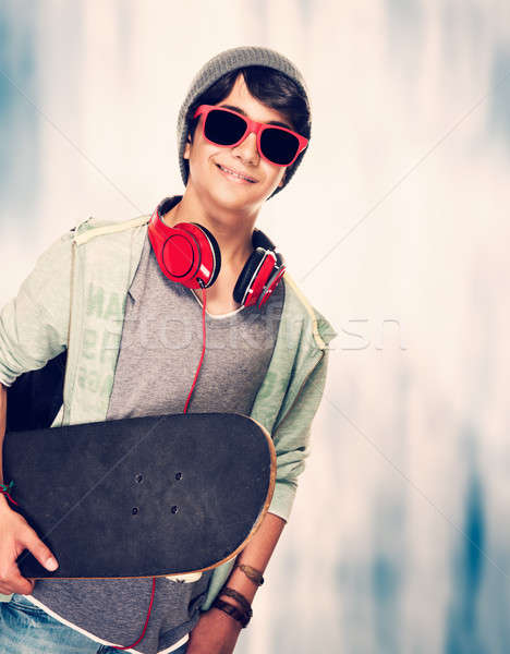 Adolescente skater elegante sombrero gafas de sol Foto stock © Anna_Om