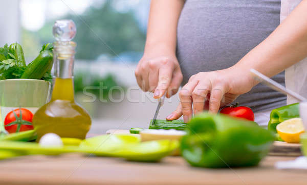 Organiczny odżywianie kobieta w ciąży ciąży kobiet cięcie Zdjęcia stock © Anna_Om