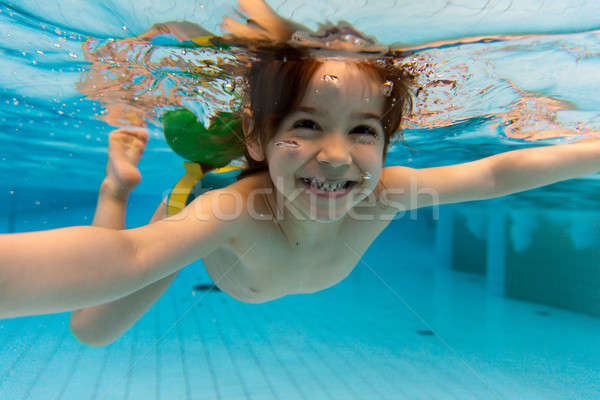 Stok fotoğraf: Kız · gülümsüyor · yüzme · su · havuz · küçük · kız