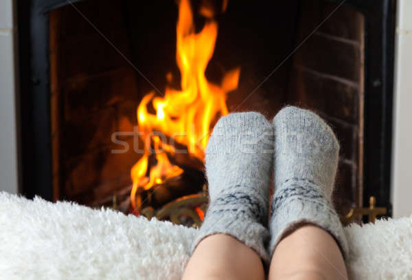Pieds cheminée chaud laine chaussettes feu Photo stock © Antartis
