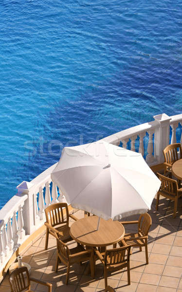 Vacanţă terasa scaune tabel soare umbrelă Imagine de stoc © Anterovium