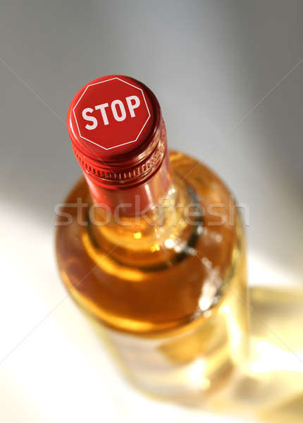 Opri potabilă complet alcool sticlă nu mai semneze Imagine de stoc © Anterovium