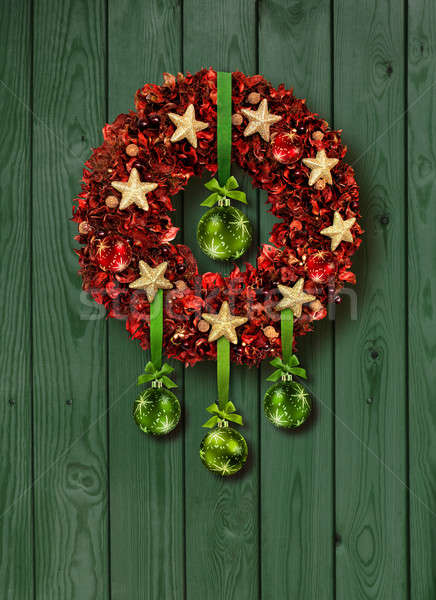 紅色 聖誕節 花環 綠色 門 玻璃 商業照片 © Anterovium