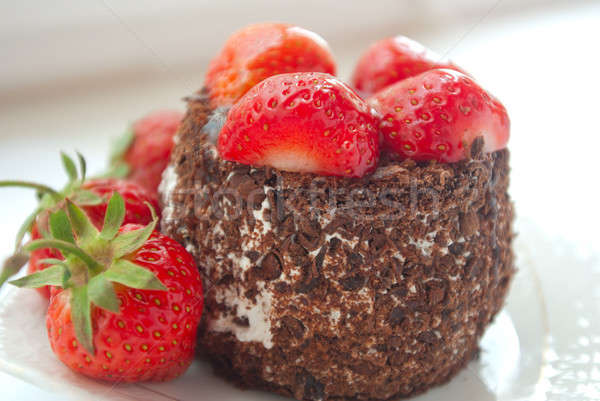 Truskawek odznaczony ciasto czerwony truskawki Zdjęcia stock © antkevyv