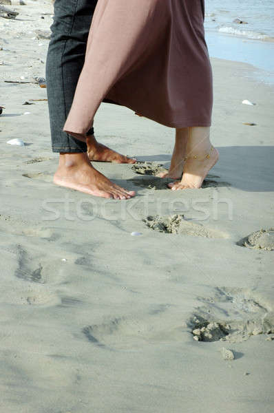 Zwei Liebhaber Beine Sand Strand entspannen Stock foto © antonihalim