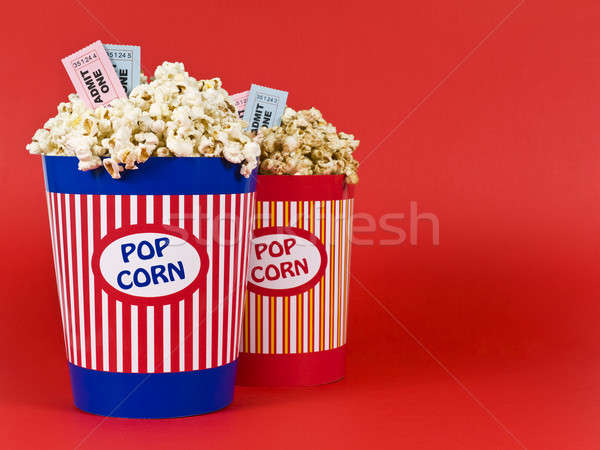 Foto d'archivio: Divertimento · notte · quattro · due · popcorn · rosso