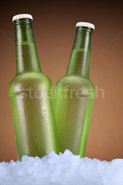 Para dwa zielone piwa butelek posiedzenia Zdjęcia stock © antonprado