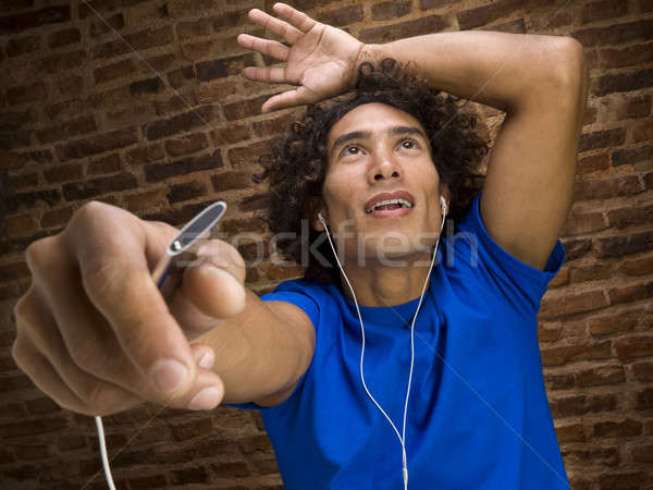 Muzyki młody człowiek taniec słuchanie muzyki mp3 player Zdjęcia stock © antonprado
