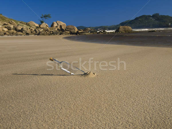 Naufragiat sticlă mesaj buried plajă Imagine de stoc © antonprado
