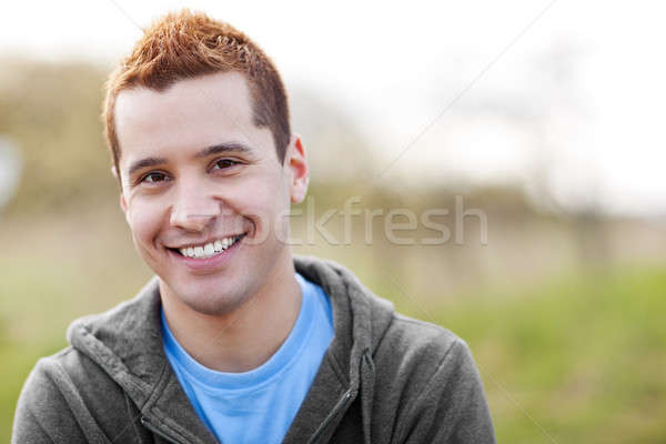 Halfbloed man glimlachend shot buiten gelukkig Stockfoto © aremafoto
