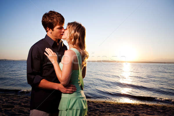 Stockfoto: Zoenen · romantische · paar · kaukasisch · liefde · strand