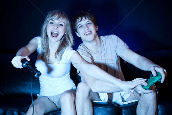 Paar spielen Videospiele erschossen Wohnzimmer Stock foto © aremafoto