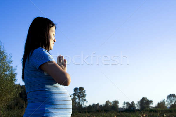 Mulher grávida tiro meditando ao ar livre mulher sorrir Foto stock © aremafoto