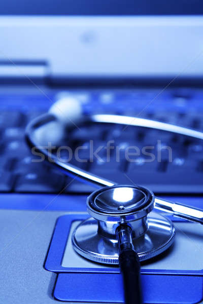 Stetoscop laptop albastru medic tehnologie sănătate Imagine de stoc © aremafoto