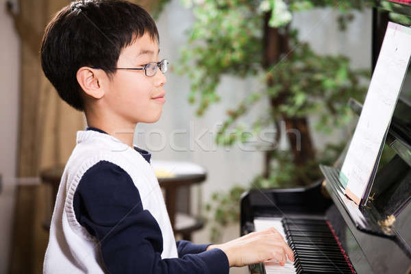 Spielen Klavier erschossen asian Junge Musik Stock foto © aremafoto