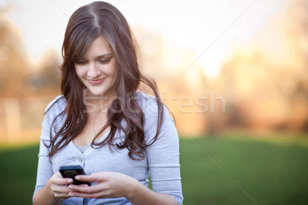 Nő sms chat portré mosolyog gyönyörű nő telefon Stock fotó © aremafoto