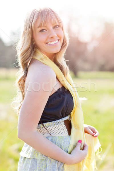 Piękna kobieta zewnątrz portret młodych Zdjęcia stock © aremafoto
