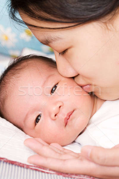 Moeder baby asian zoenen jongen meisje Stockfoto © aremafoto