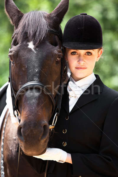 Paardrijden meisje kaukasisch klaar poseren paard Stockfoto © aremafoto