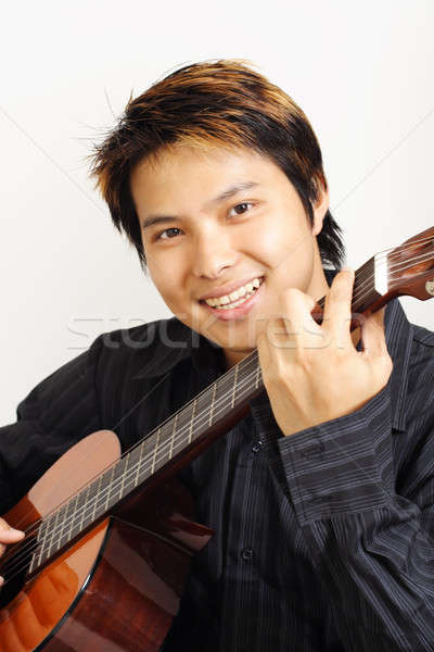 Gitarzysta przystojny mężczyzna gry gitara człowiek szczęśliwy Zdjęcia stock © aremafoto