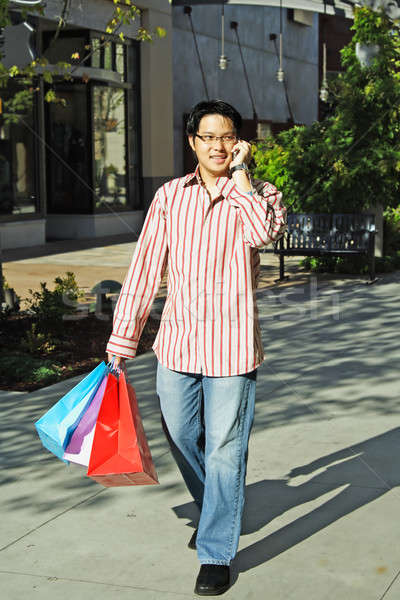 Winkelen jonge man praten telefoon outdoor mall Stockfoto © aremafoto