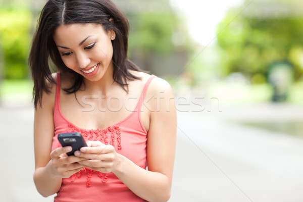 Nő sms chat lövés félvér mobiltelefon lány Stock fotó © aremafoto