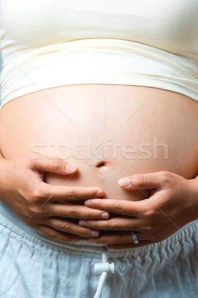 孕婦 射擊 胃 未出生的孩子 手 商業照片 © aremafoto