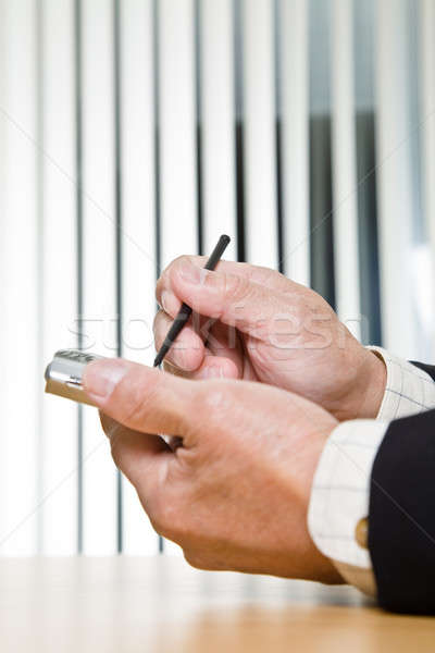 Werken zakenman shot schrijfstift pda Stockfoto © aremafoto