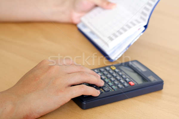 Contabilidade equilíbrio talão de cheques negócio mulher trabalhando Foto stock © aremafoto