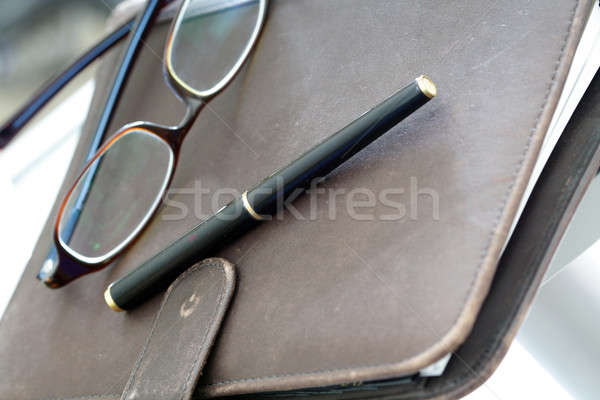 Afaceri organizator pereche ochelari muncă stilou Imagine de stoc © aremafoto