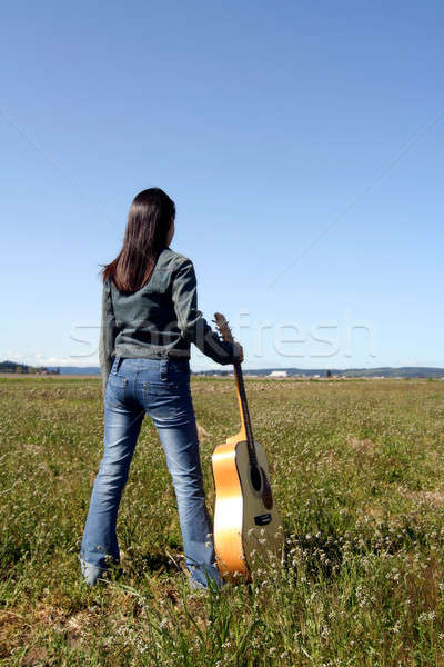 Mulher guitarrista guitarra olhando vazio Foto stock © aremafoto
