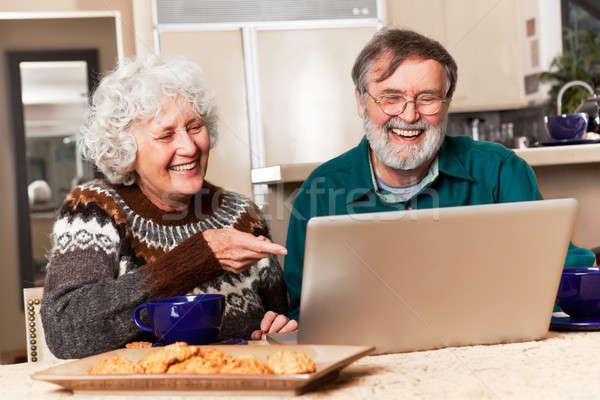 Foto stock: Pareja · de · ancianos · retrato · feliz · casa · Internet