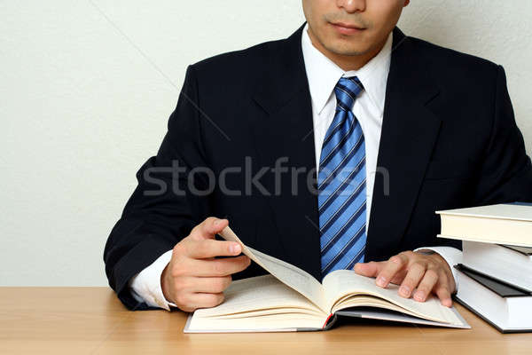 Ocupat om de afaceri lectură carte afaceri cărţi Imagine de stoc © aremafoto
