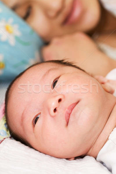 Madre dormir bebé Asia viendo familia Foto stock © aremafoto